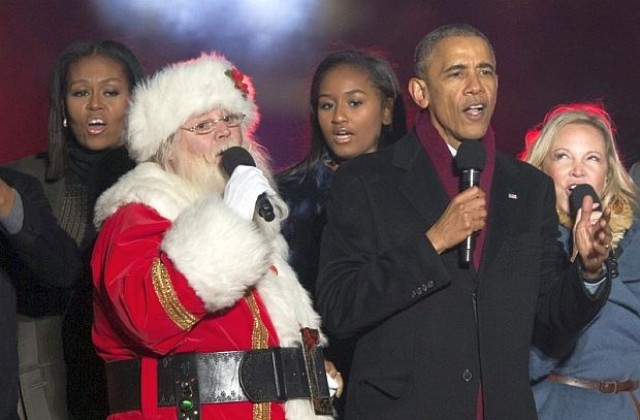 Обама изпя Jingle Bells и запали светлините на елхата пред Белия дом (ВИДЕО)