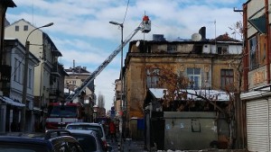Стара къща пламна в София СНИМКА