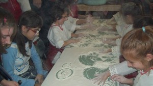 Деца за първи път докоснаха брашно и месиха хляб