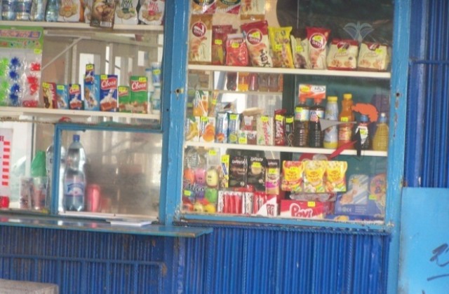 Забраниха над 4, 6 кг пакетирани храни и айран в училищна лавка в Кюстендил