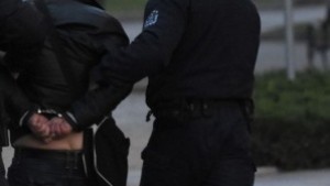 Задържаха мъж за хулганство с бухалки счупил стъкла на товарен