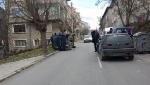 Млада жена е в болница след катастрофа