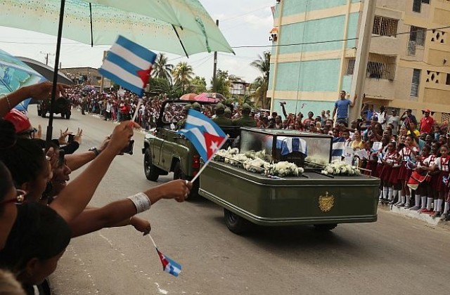 Половин милион кубинци и много чужди политици на погребението на Фидел Кастро