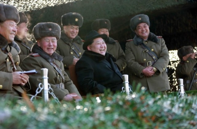 Лидерът на Севера Корея наблюдава заедно с жена си учения на военни летци