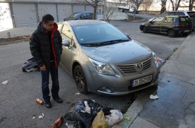 Съседски боклук потроши кола в центъра на Шумен (СНИМКИ)