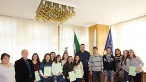 11 тийнейджъри получиха от кмета сертификати за доброволчество