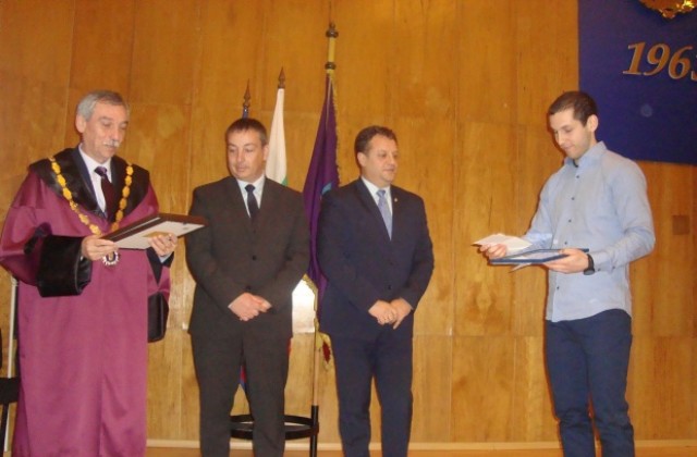Симеон Желев получи Академичната награда на Община В. Търново