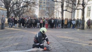 Пожарникари и доброволци евакуираха ученици и гасиха пожар в Езикова