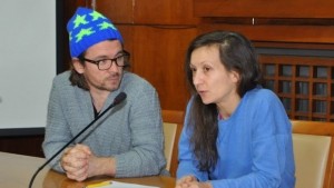 Различните танцуват и пеят