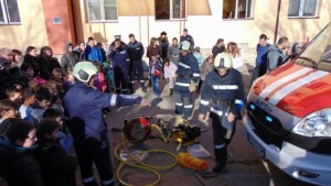 Демонстрация на пожарогасителна техника пред ученици в Сапарева баня