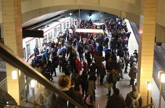 Авария блокира столичното метро за часове, движението вече е възстановено