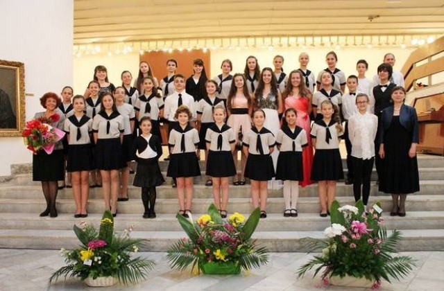 Коледен концерт в МБАЛСвета Марина с участието на хор Звъника