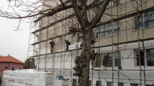 Започна санирането на двата жилищни блока в Гулянци