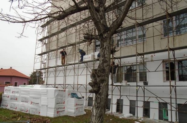 Започна санирането на двата жилищни блока в Гулянци