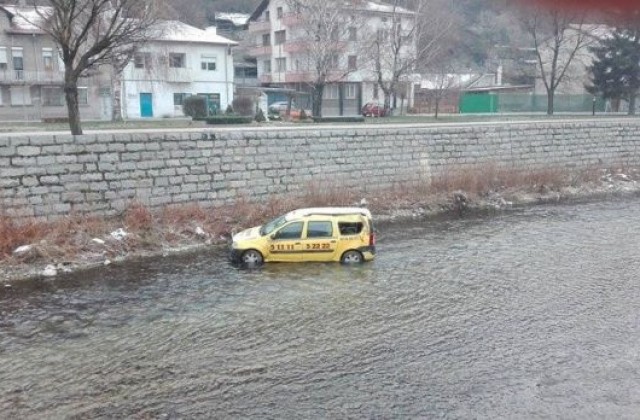 Таксиметров автомобил падна във водите на Джерман (СНИМКИ)