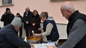 Безплатна рибена чорба раздадоха в Ловеч за Никулден