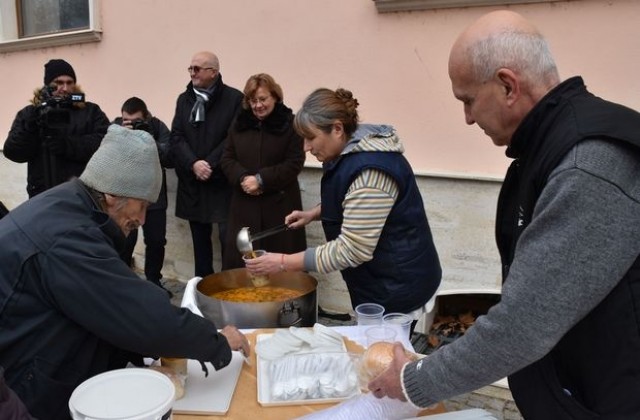 Безплатна рибена чорба раздадоха в Ловеч за Никулден