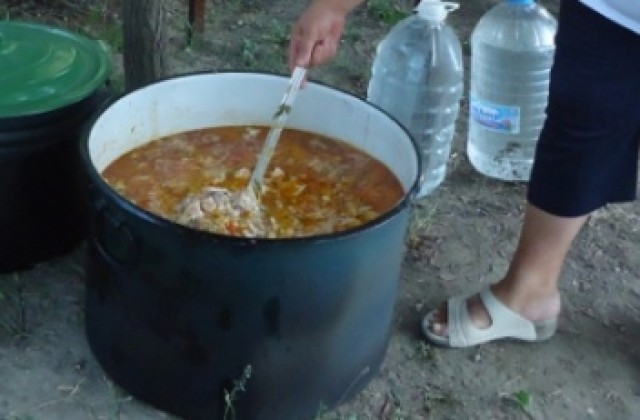Рибена чорба за 300 души по автентична 70-годишна рецепта приготвиха в Медовина