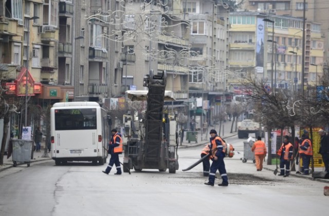 Продължава частичният ремонт на улица Васил Левски” във В. Търново