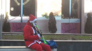 Дядо Коледа радва варненци с изпълнения на зелен кларинет СНИМКИ