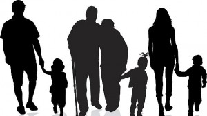 Хора с увреждания на протест с жива верига около сградата