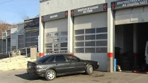 Доставчикът на скъпите джипове за горските стопанства ремонтира и коли