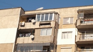 2 бона хвърчат през балкона