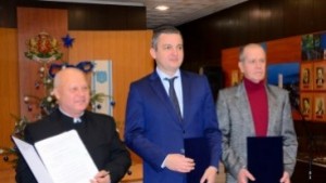 Вдигат заплатите на общинските служители в социалната сфера