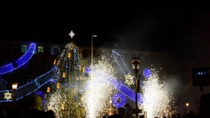 Стотици варненци се събраха на концерт край коледната елха СНИМКИ