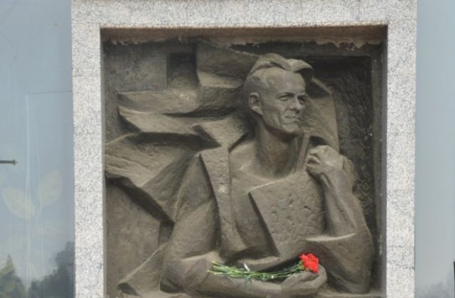 Благоевград положи цветя пред барелефа на Н. Й. Вапцаров по повод 107 години от рождението му