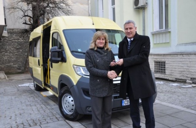 Нов училищен автобус за гимназия в Разлог