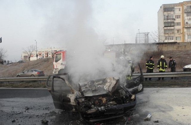ТИР и кола се удариха край Благоевград, автомобилът се запали (СНИМКИ)