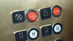 Ограбиха мъж в асансьор