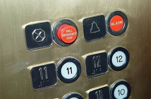 Ограбиха мъж в асансьор
