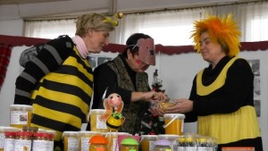 Деца учат за пчелите с песни и горски герои