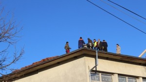 Спешно ремонтират покрива на читалището в Криво поле