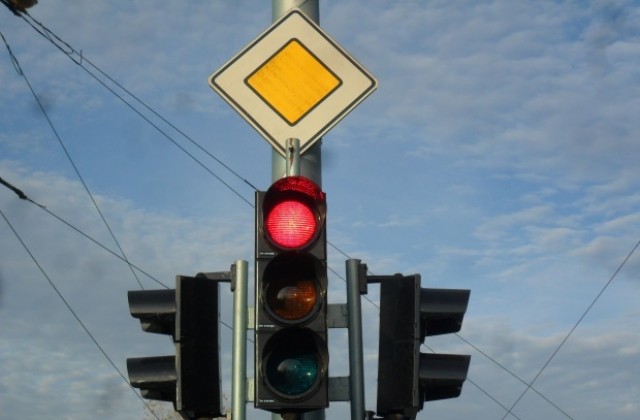 Светофарът на Дамарски мост в Сливен не работи