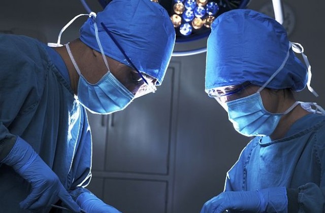 Хирурзи разделиха сиамски близначки, родени с лице една към друга