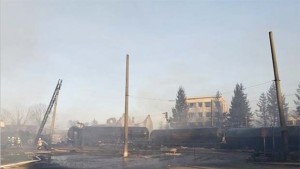 Огнеборци от Разград охлаждат цистерните в Хитрино в Самуил готови