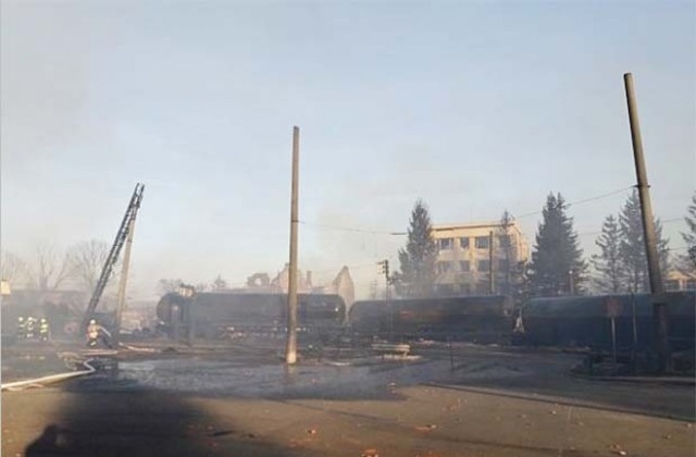 Огнеборци от Разград охлаждат цистерните в Хитрино, в Самуил готови да помагат на съседната община