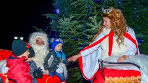 Добри сърца около Коледната елха в Сапарева баня