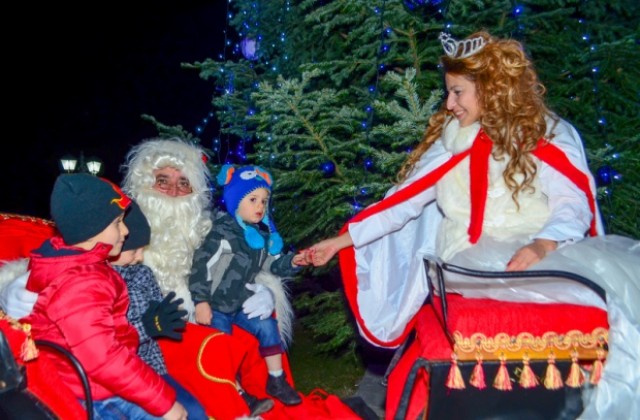 Добри сърца около Коледната елха в Сапарева баня