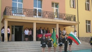 Доставят компютри ученически столове и маси за гимназия Хр Ботев