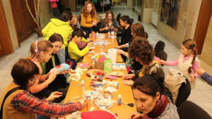 Деца превърнаха Община Велико Търново в пъстра коледна работилница