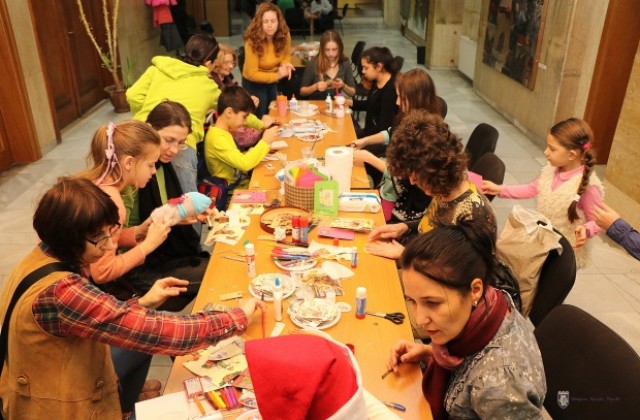 Деца превърнаха Община Велико Търново в пъстра коледна работилница