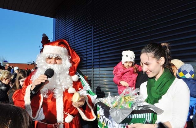 Дядо Коледа дойде в „Лудогорец“, посрещнаха го деца и шампиони