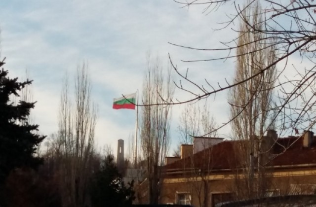 Национален траур!  Хасково забрави да свали всички знамена