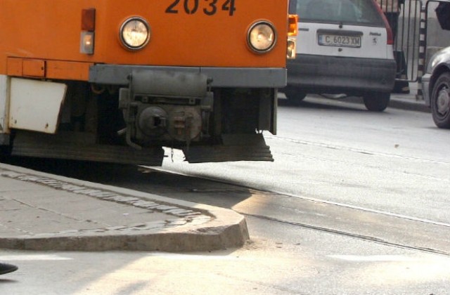 Заради грешка на ватмана трамвай излезе от релсите