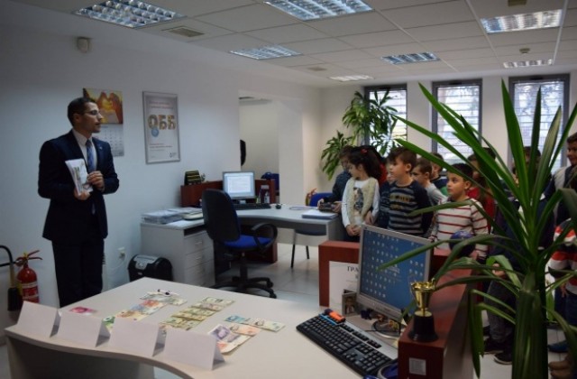 Деца от Свищов гостуваха на банка по проект Твоят час”