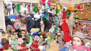 Арт изделия и вино на коледния базар на Общински пазари